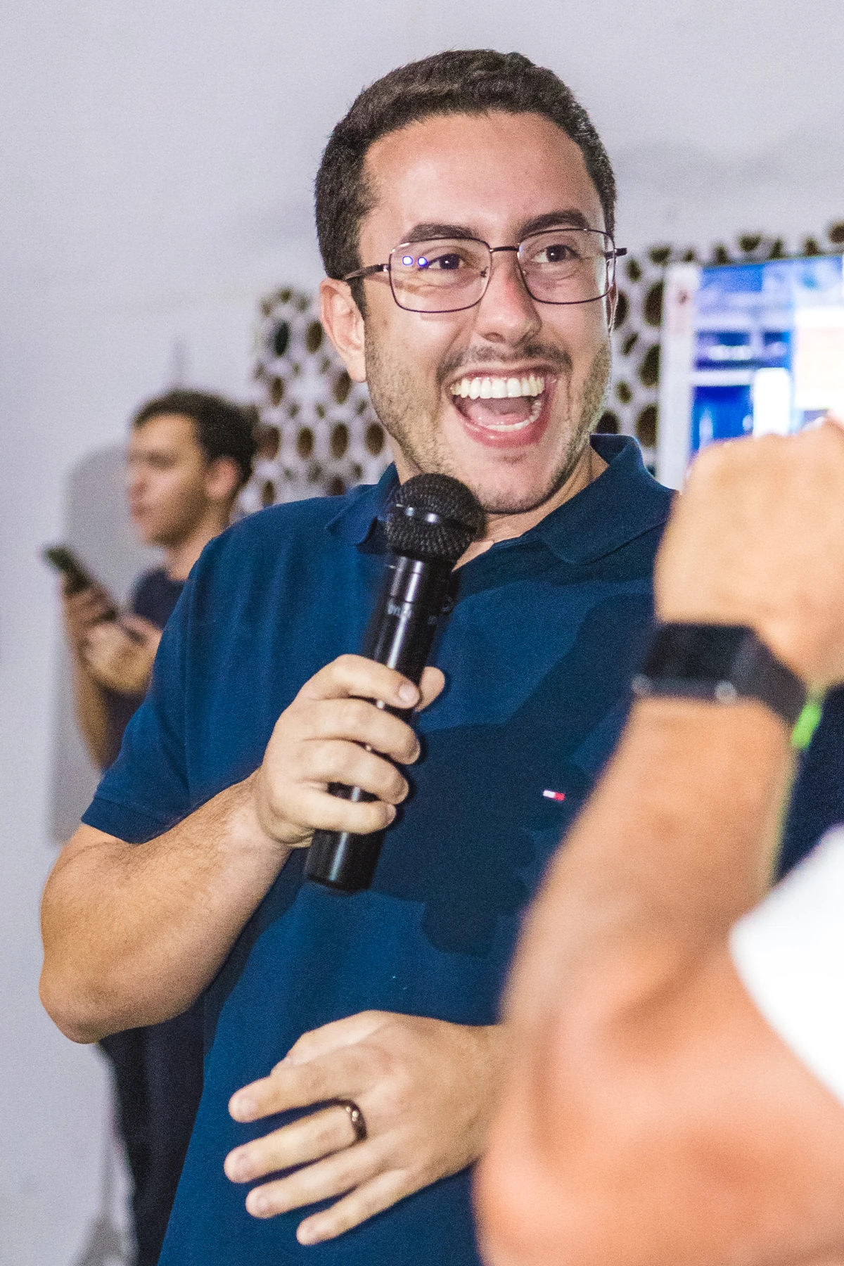 Léo Vieira Filho sorrindo durante um encontro público